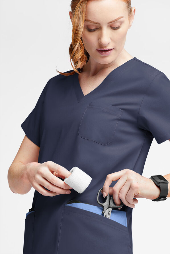 Blusa m&eacute;dica Butter-Soft Originals con cuello en V redondeado y 7 bolsillos para mujer - Navy/Ceil - 4