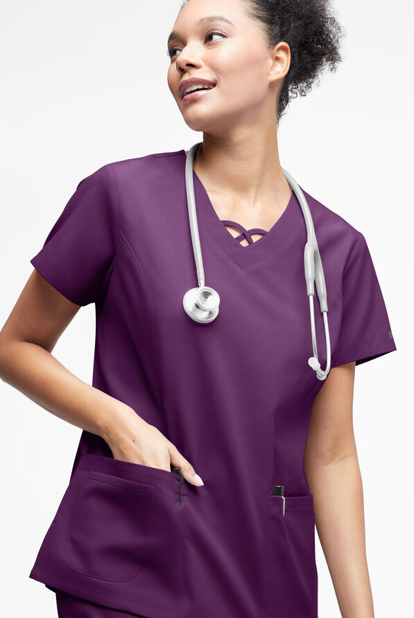 Blusa médica Butter-Soft Originals con cuello entrecruzado y 3 bolsillos para mujer - Eggplant - 2