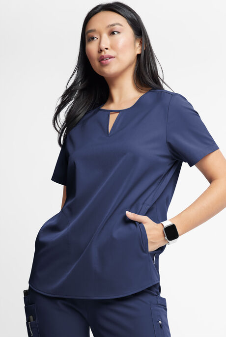 Blusa médica WhisperLite Alba con cuello con muesca y 3 bolsillos para mujer