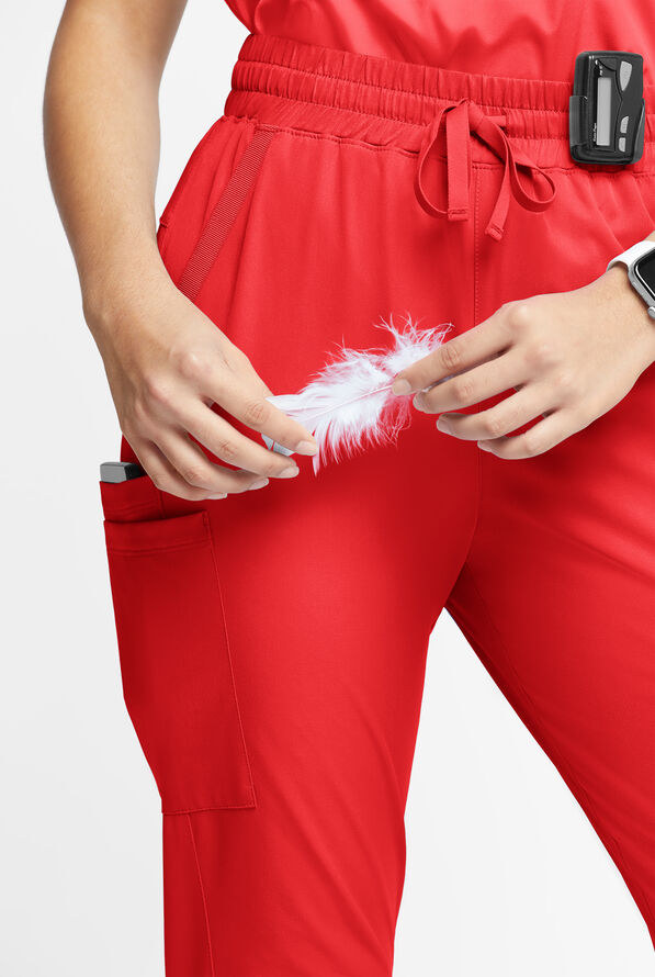 Pantalón médico WhisperLite Calla Petite estilo cargo con pierna fruncida y 6 bolsillos para mujer - Diva Red - 4