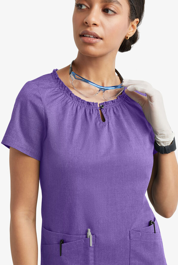 Blusa m&eacute;dica UA Butter-Soft STRETCH estilo campesina con mangas cortas y 6 bolsillos para mujer - Sparkling Grape Heather - 6