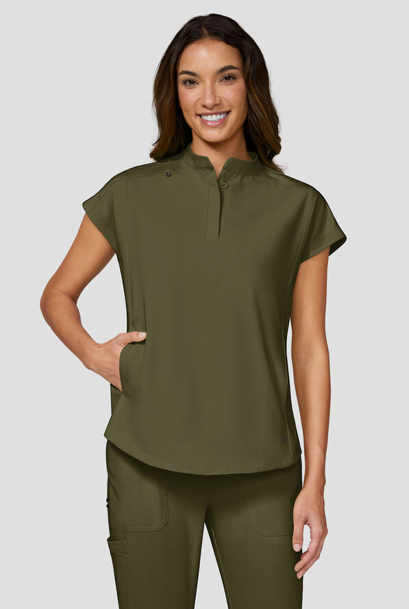 Blusa m&eacute;dica koi Next Gen Superhuman STRETCH con mangas dolm&aacute;n y 2 bolsillos para mujer - Olive - 2