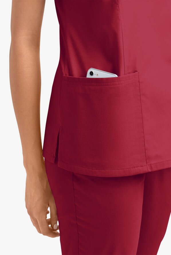 Blusa m&eacute;dica UA Butter-Soft STRETCH estilo cruzado con cuello en V y 3 bolsillos para mujer - Ruby - 5