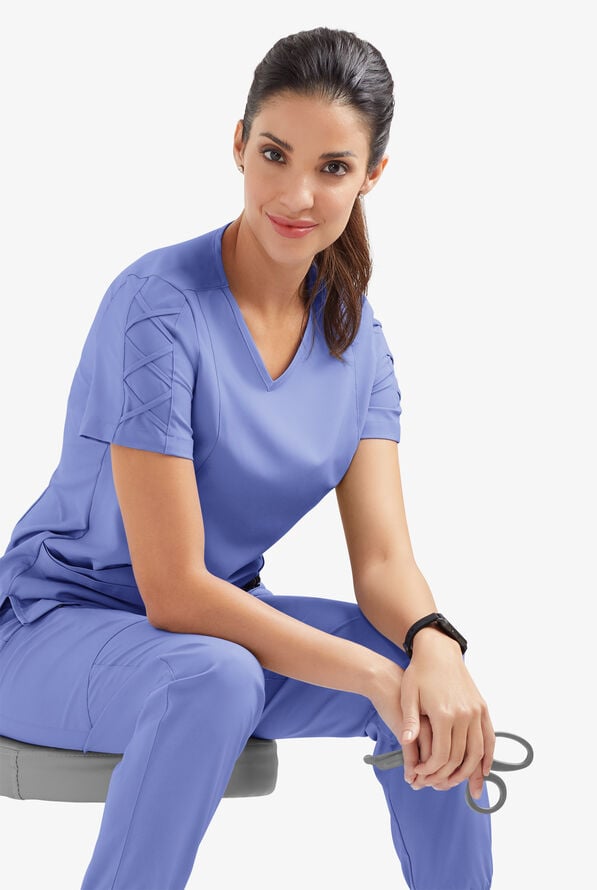 Blusa m&eacute;dica EASY STRETCH Kylie con detalle entrecruzado y 5 bolsillos para mujer - Ceil Blue - 5