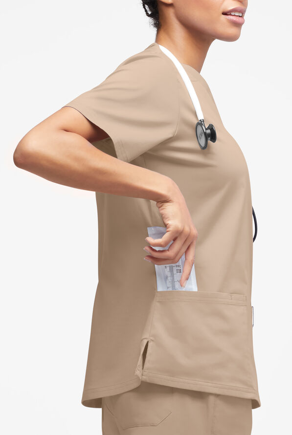 Blusa m&eacute;dica Butter-Soft STRETCH con cuello en V y 4 bolsillos para mujer - Iced Latte - 3
