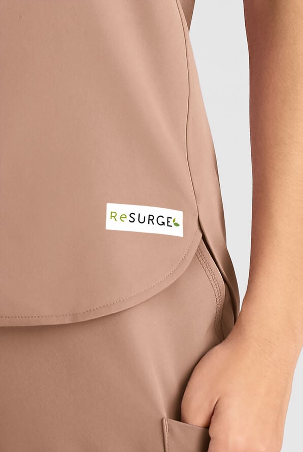 Blusa m&eacute;dica ReSurge Citrine con cuello redondo y 1 bolsillo para mujer - Warm Terrazzo - 6