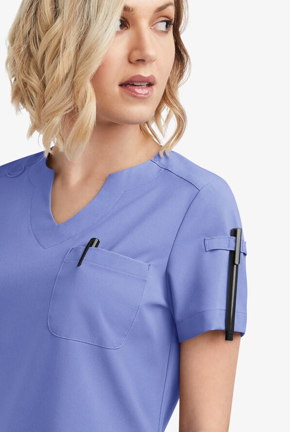Blusa m&eacute;dica Easy STRETCH Nikki con cuello festoneado y 1 bolsillo para mujer - Ceil Blue - 3
