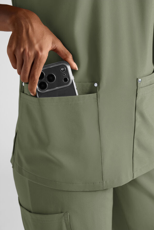 Conjunto de uniforme m&eacute;dico Easy STRETCH Petite con 8 bolsillos para mujer - Olive Leaf - 5