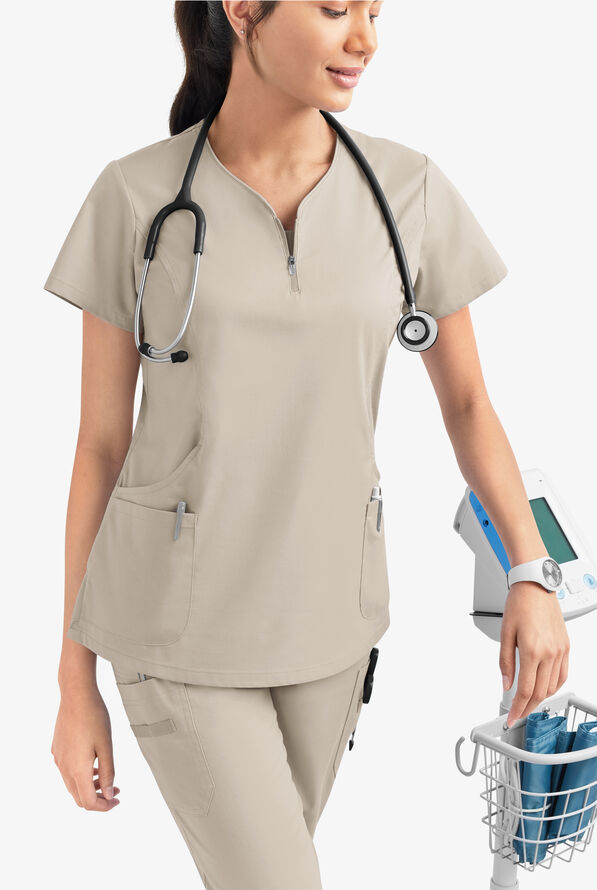 Blusa médica UA Butter-Soft STRETCH con cremallera en el cuello curvo y 4 bolsillos para mujer - Warm Sand - 6