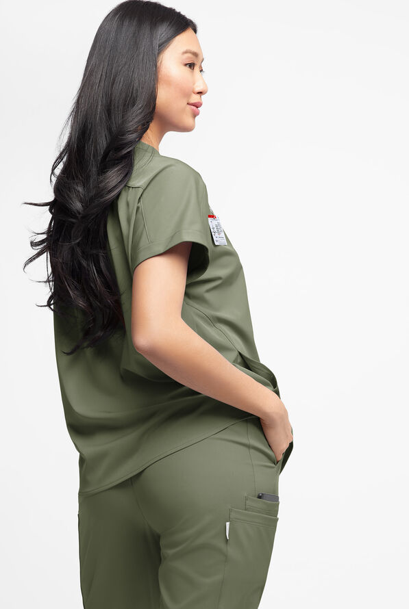 Blusa médica WhisperLite Aerin con mangas dolmán y 3 bolsillos para mujer - Olive Leaf - 4