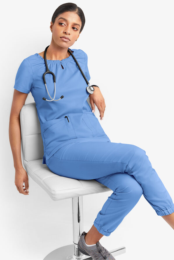 Blusa m&eacute;dica UA Butter-Soft STRETCH estilo campesina con mangas cortas y 6 bolsillos para mujer - Ceil Blue - 6