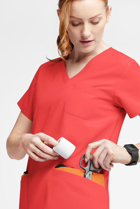 Blusa m&eacute;dica Butter-Soft Originals con cuello en V curvo y 7 bolsillos para mujer - Radiant Red/Apricot Crush - 4
