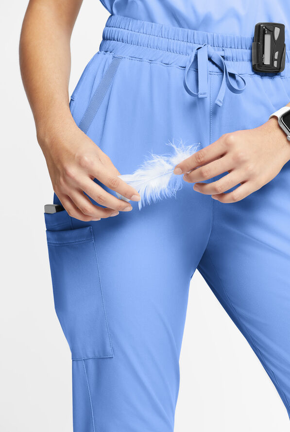 Pantalón médico WhisperLite Calla Petite estilo cargo con pierna fruncida y 6 bolsillos para mujer - Ceil Blue - 4