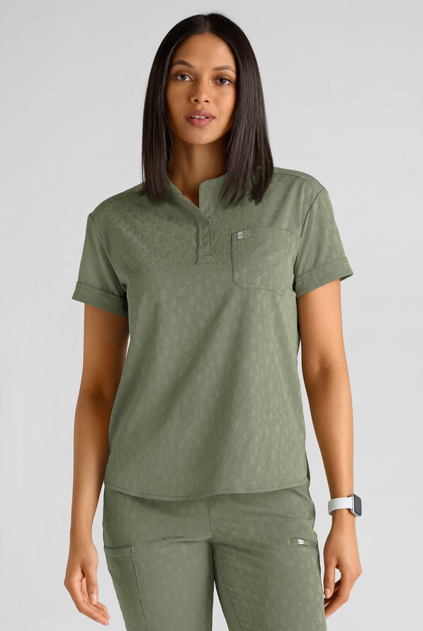 Blusa m&eacute;dica Easy STRETCH Jacquard Bella estilo Henley con 1 bolsillo para mujer - Olive Leaf - 1