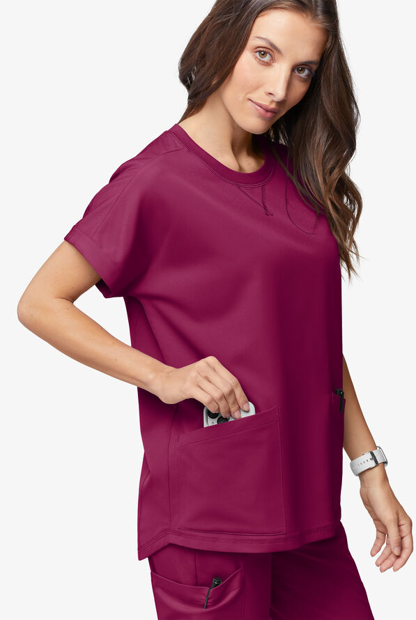 Blusa médica ReSurge con cuello redondeado y mangas dolmán para mujer - Wine - 2
