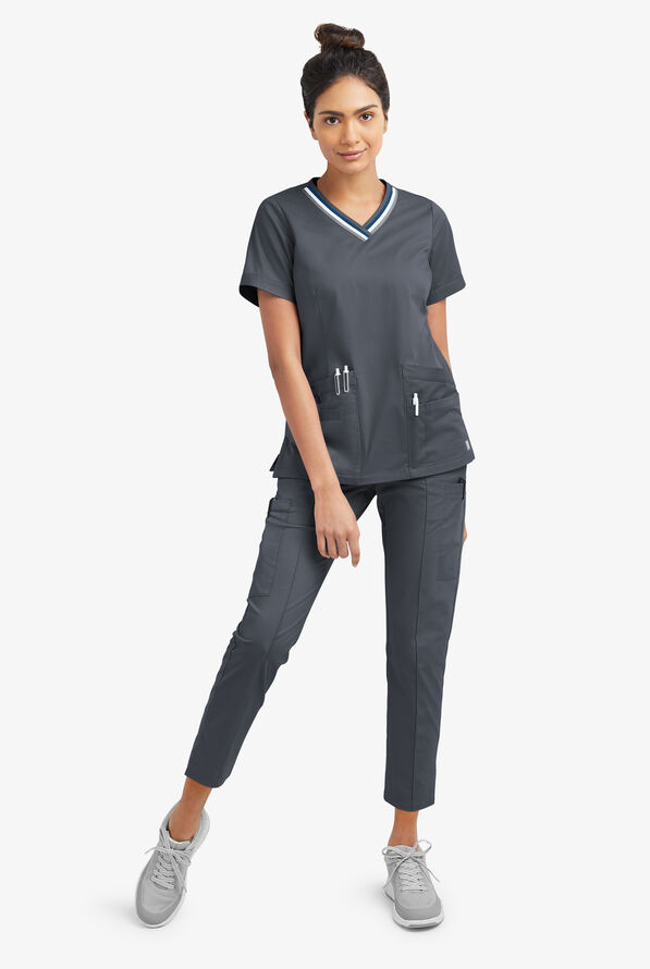 Blusa m&eacute;dica UA Butter-Soft STRETCH con cuello en V con ribete deportivo y 5 bolsillos para mujer - Pewter - 2