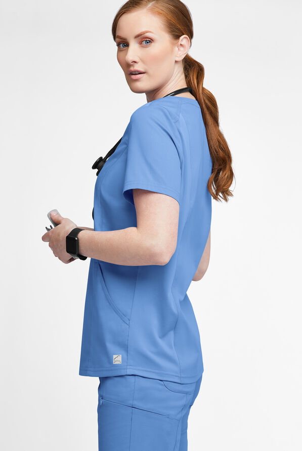 Blusa médica UA Butter-Soft STRETCH con detalle tejido y 3 bolsillos para mujer - Ceil Blue - 2