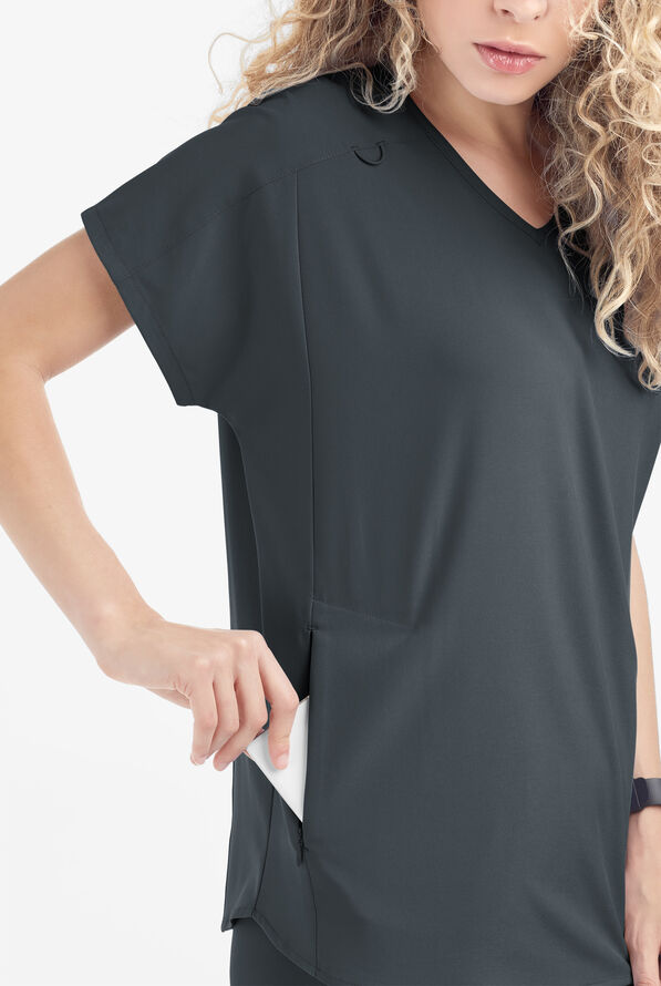 Blusa m&eacute;dica holgada Easy STRETCH Sierra con cuello en V y 2 bolsillos para mujer - Pewter - 4