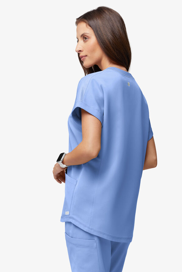 Blusa médica ReSurge con cuello redondeado y mangas dolmán para mujer - Ceil Blue - 3