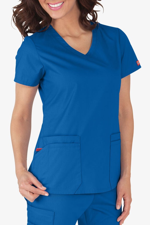 Blusa m&eacute;dica Dickies EDS Signature de corte contempor&aacute;neo con cuello en V y 6 bolsillos para mujer - Royal - 4