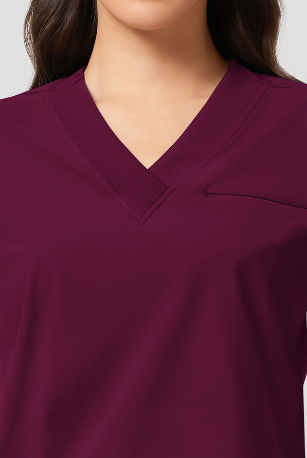 Blusa m&eacute;dica Infinity Pursuit STRETCH con cuello en V de punto acanalado y 1 bolsillo para mujer - Wine - 3