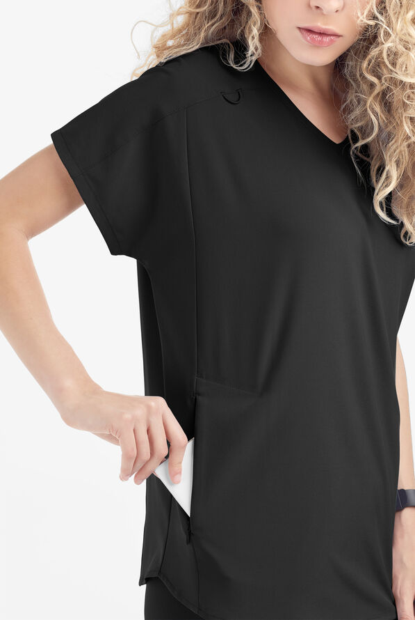 Blusa m&eacute;dica holgada Easy STRETCH Sierra con cuello en V y 2 bolsillos para mujer - Onyx Black - 4