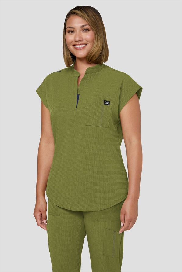 Blusa m&eacute;dica koi Solis Catrin STRETCH con cuello en V con cremallera y tapeta en contraste y 1 bolsillo para mujer - Martini Olive - 2