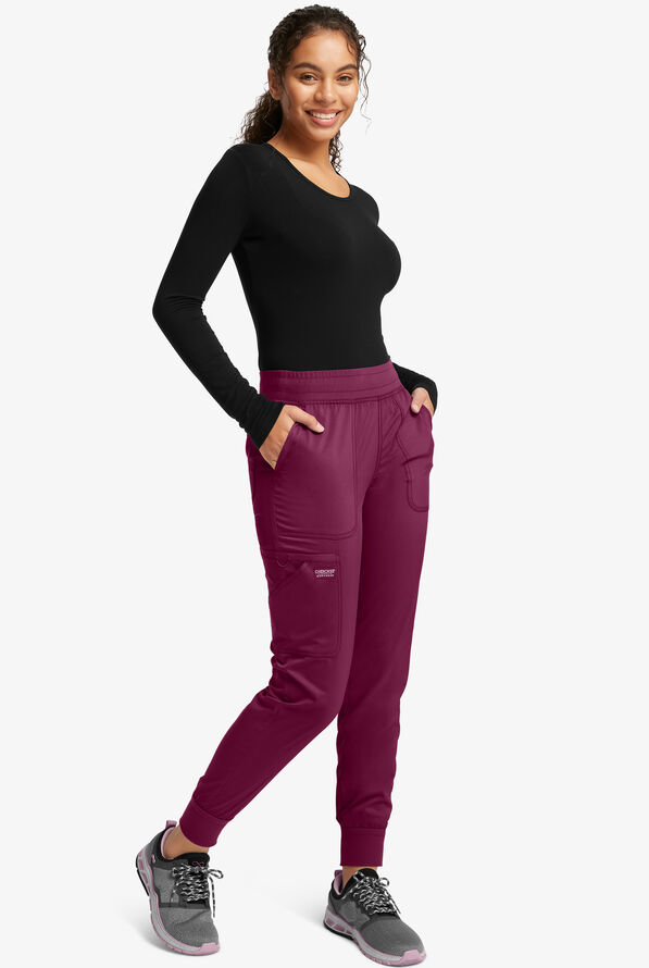 Pantal&oacute;n m&eacute;dico Cherokee Workwear Revolution STRETCH estilo cargo jogger con 5 bolsillos para mujer - Petite - Wine - 4