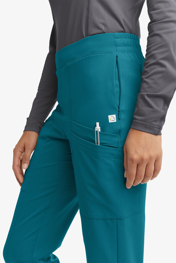 Pantal&oacute;n m&eacute;dico ReSurge by Butter-Soft Petite estilo jogger con 8 bolsillos para mujer **Ligeramente IRREGULAR** - Caribbean Blue - 2