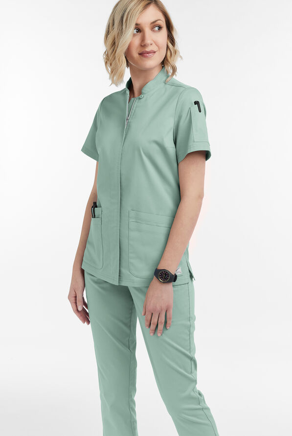 Blusa m&eacute;dica UA Butter-Soft STRETCH con cremallera y 6 bolsillos para mujer - Eucalyptus Leaf - 2