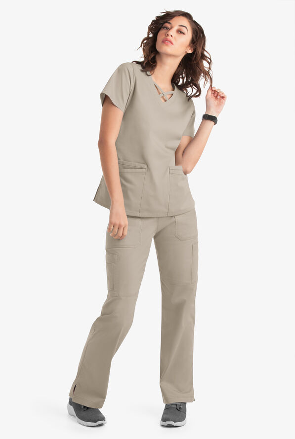 Blusa m&eacute;dica UA Butter-Soft STRETCH con lazos entrecruzados y 4 bolsillos para mujer - Warm Sand - 6