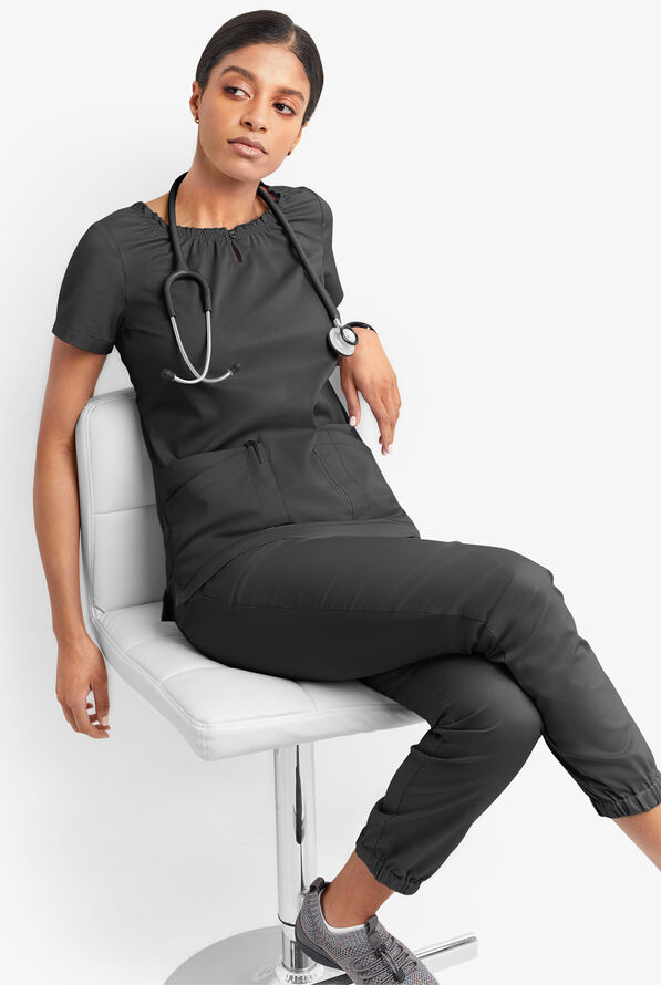 Blusa m&eacute;dica UA Butter-Soft STRETCH estilo campesina con mangas cortas y 6 bolsillos para mujer - Black - 5