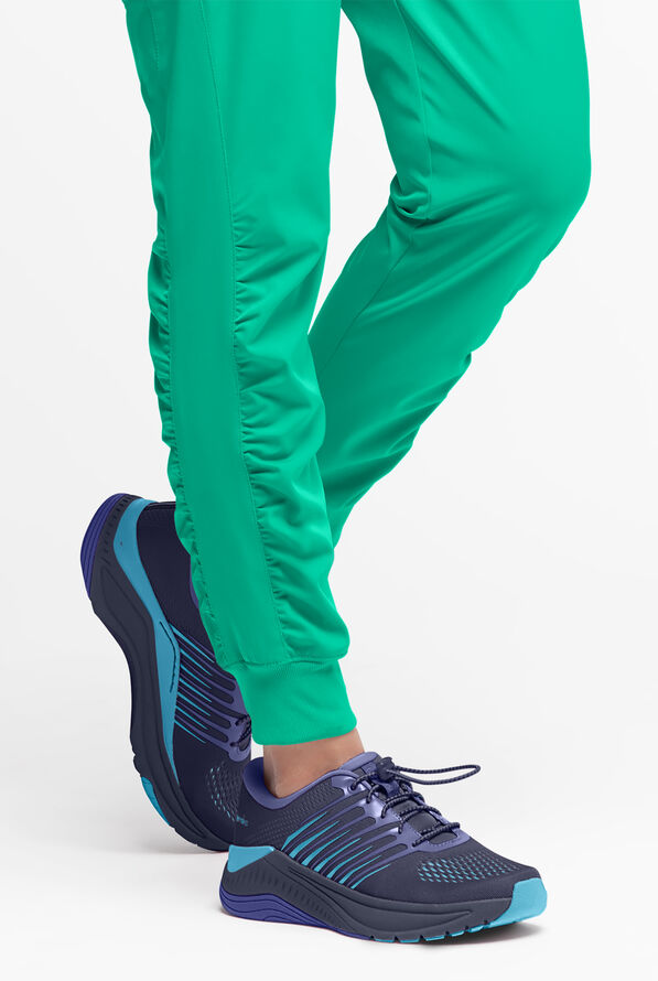 Pantalón médico WhisperLite Calla Petite estilo cargo con pierna fruncida y 6 bolsillos para mujer - Dynasty Green - 5