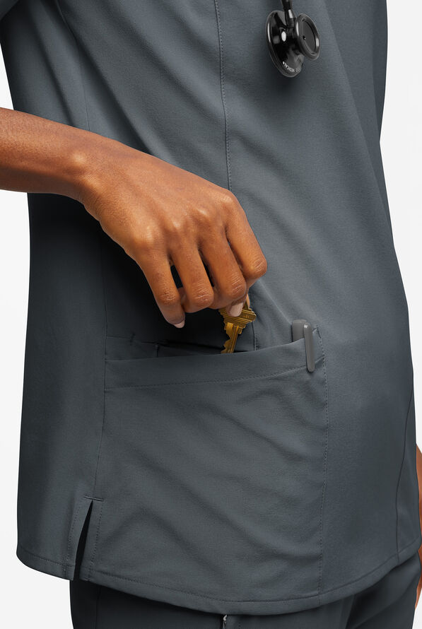 Blusa m&eacute;dica Easy STRETCH Amber con cuello con muesca y 4 bolsillos para mujer - Pewter - 4