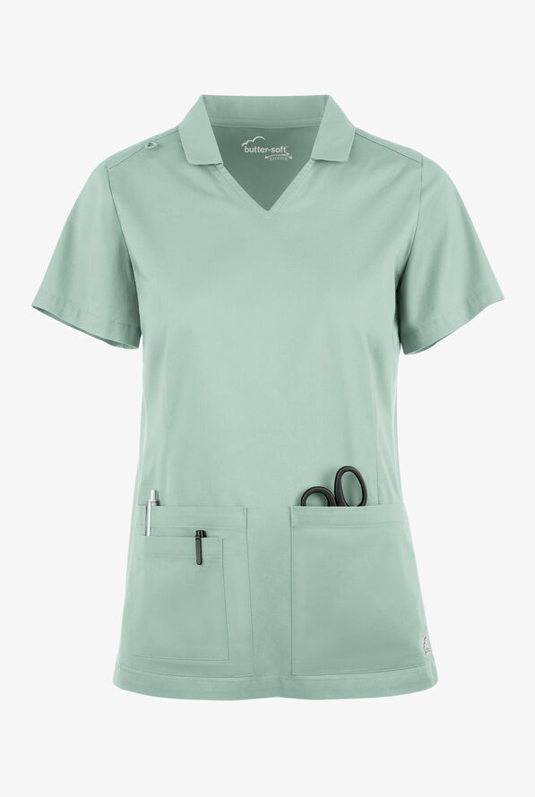 Blusa m&eacute;dica manga corta UA Butter-Soft STRETCH con 3 bolsillos y paneles de tejido para mujer - Eucalyptus Leaf - 1