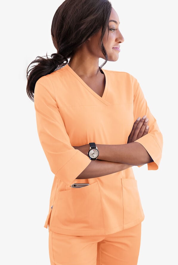 Blusa m&eacute;dica UA Butter-Soft STRETCH con mangas 3/4 y 3 bolsillos para mujer - Apricot Sorbet - 6