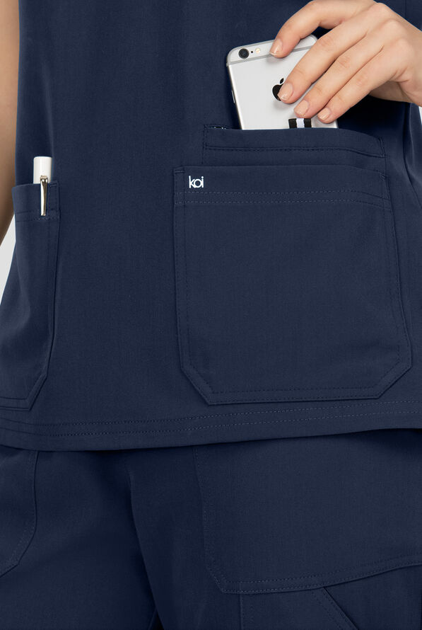 Blusa m&eacute;dica Koi Next Gen Hustle and Hear con cuello en V y 3 bolsillos para mujer - Navy - 3