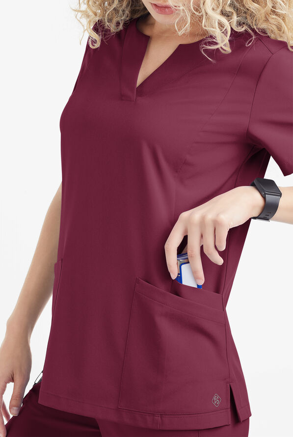 Blusa m&eacute;dica Easy STRETCH Chrisette de corte moderno con 4 bolsillos y escote femenino para mujer - Wine - 3