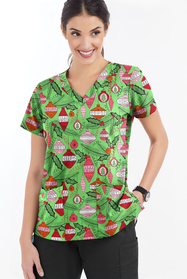 Blusa médica estampada Butter-Soft Christmas Baubles Grass Green con cuello en V redondeado y 4 bolsillos para mujer - null - 2