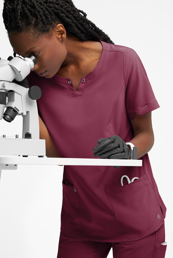 Blusa m&eacute;dica Easy STRETCH Amber con cuello con muesca y 4 bolsillos para mujer - Wine - 5