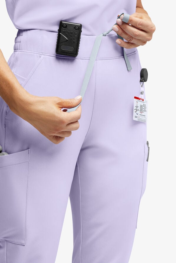 Pantal&oacute;n m&eacute;dico ReSurge Amber estilo jogger con piernas pitillo y 7 bolsillos para mujer - Soft Amethyst - 3