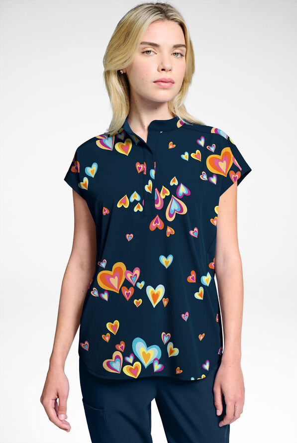 Blusa médica estampada Butter-Soft STRETCH Pop Heart Navy con mangas dolmán para mujer - null - 1