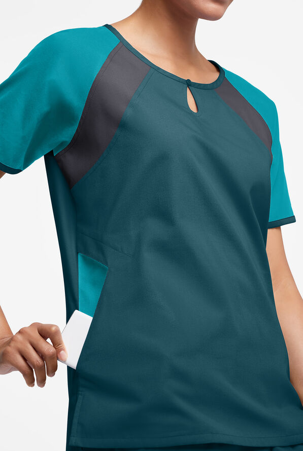 Blusa médica Butter-Soft Originals Tri-Colorblock con cuello ojo de cerradura y 3 bolsillos para mujer - Caribbean Blue/Teal/Pewter - 2
