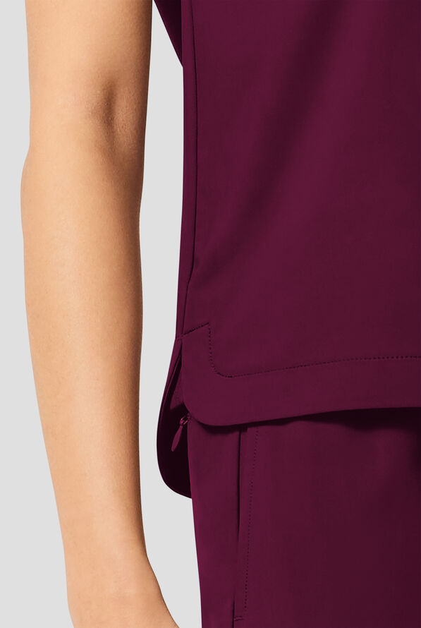 Blusa m&eacute;dica Infinity Pursuit STRETCH con cuello en V de punto acanalado y 1 bolsillo para mujer - Wine - 6