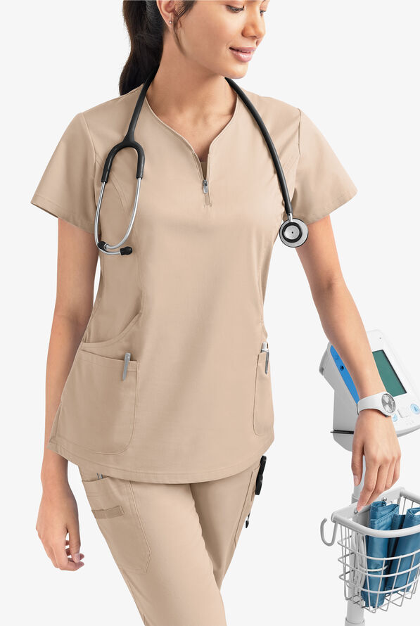 Blusa m&eacute;dica UA Butter-Soft STRETCH con cremallera en el cuello curvo y 4 bolsillos para mujer - Iced Latte - 6