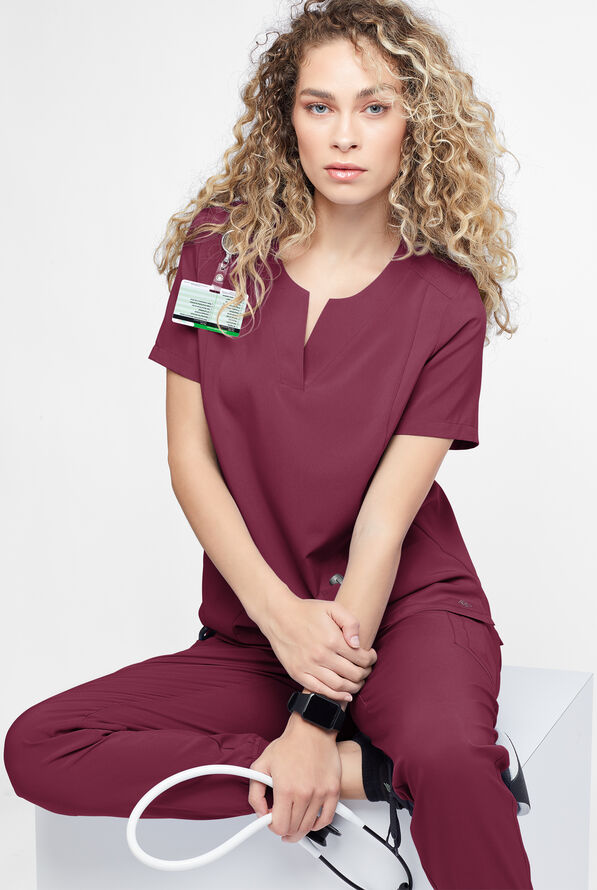 Blusa m&eacute;dica Easy STRETCH Chrisette de corte moderno con 4 bolsillos y escote femenino para mujer - Wine - 4