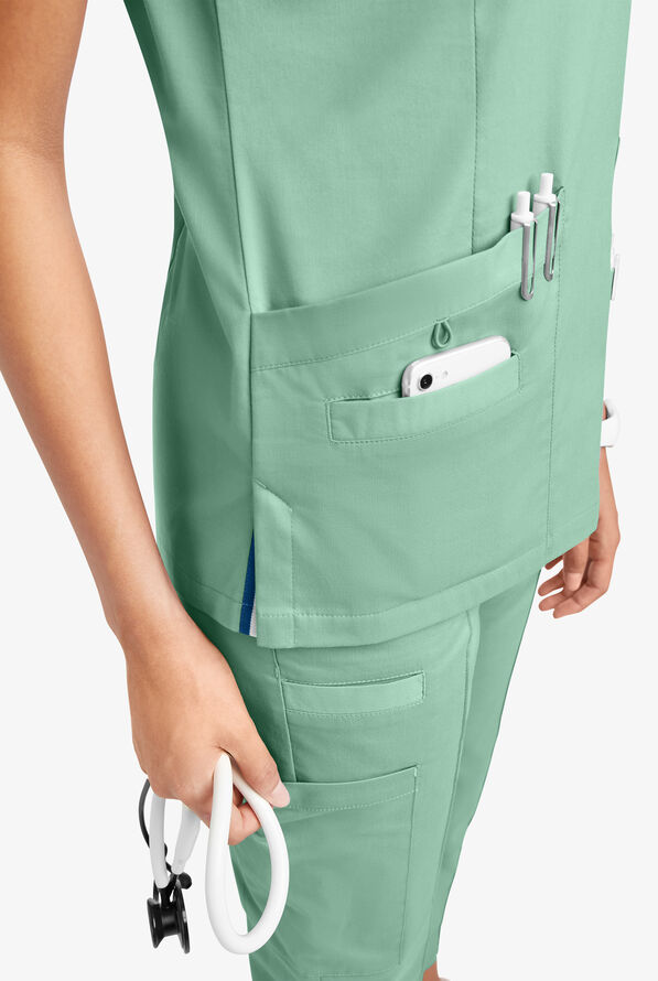 Blusa m&eacute;dica UA Butter-Soft STRETCH con cuello en V con ribete deportivo y 5 bolsillos para mujer - Water Mint - 3