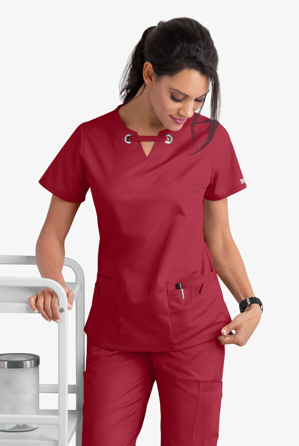 Blusa m&eacute;dica UA Butter-Soft STRETCH con ojales y 4 bolsillos para mujer - Ruby - 8