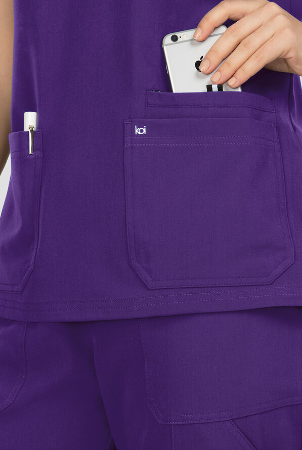 Blusa m&eacute;dica Koi Next Gen Hustle and Hear con cuello en V y 3 bolsillos para mujer - Grape - 3