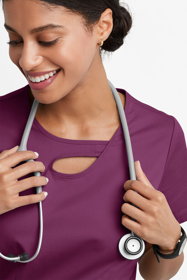 Blusa m&eacute;dica Butter-Soft STRETCH con cuello asim&eacute;trico tipo ojo de cerradura y 2 bolsillos para mujer - Wine - 3